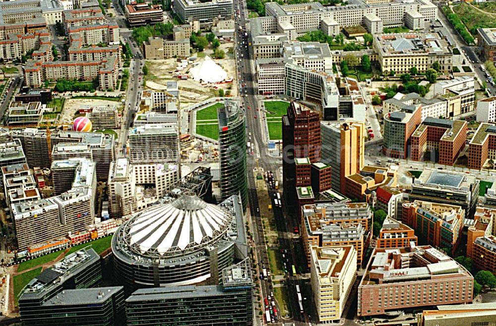 Berlin - Tiergarten from the bird's eye view: Blick auf die Büro- und Geschäftshäuser des Potsdamer Platzes mit dem SONY-Center und dem Leipziger Platz im Hintergrund