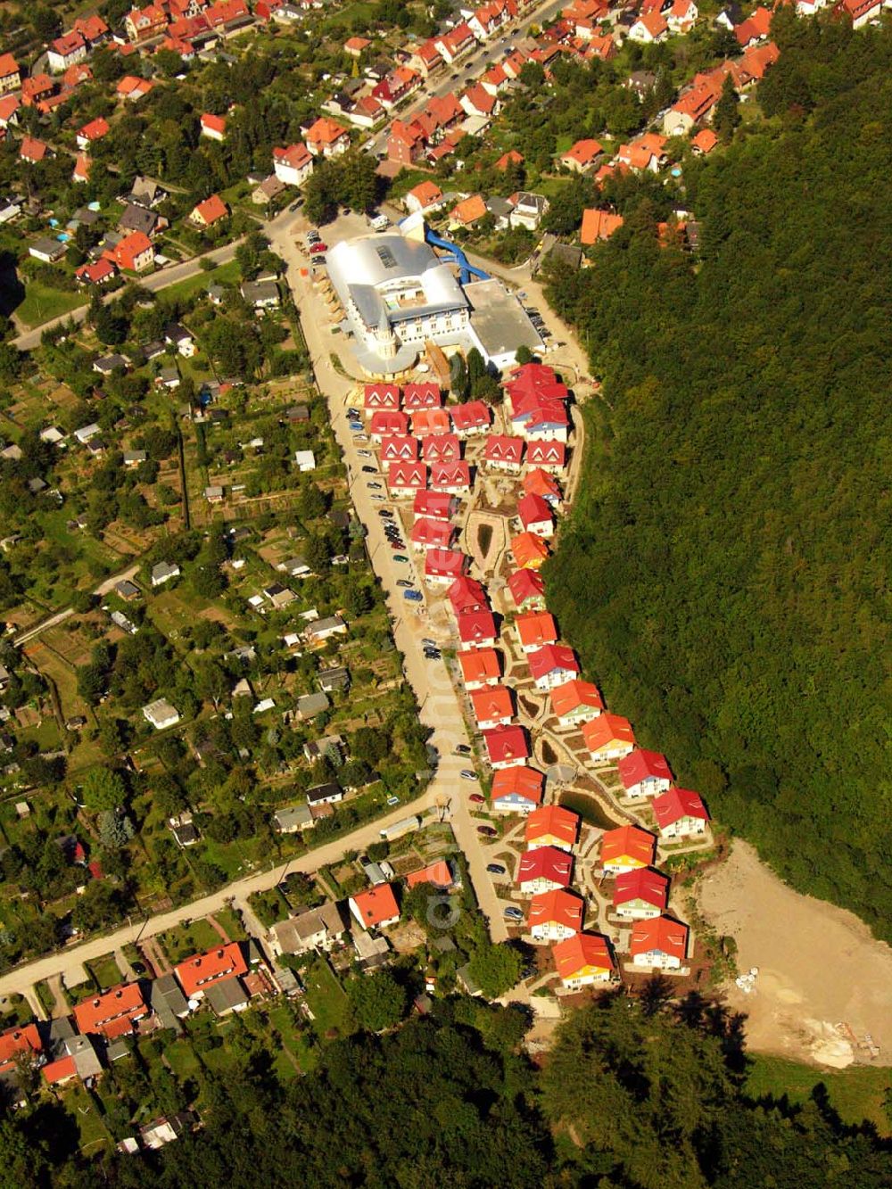 Aerial photograph Wernigerode - 29.08.2005 Wernigerode, Nesseltal 11,38855 Wernigerode, Der HASSERÖDER FERIENPARK im Ortsteil Hasserode, der nahtlos in die Stadt Wernigerode übergeht, eröffnete im Frühjahr 2005. Das Brockenbad im Hasseröder Ferienpark hat alles, was ein Erlebnisbad erst richtig spannend und entspannend macht.