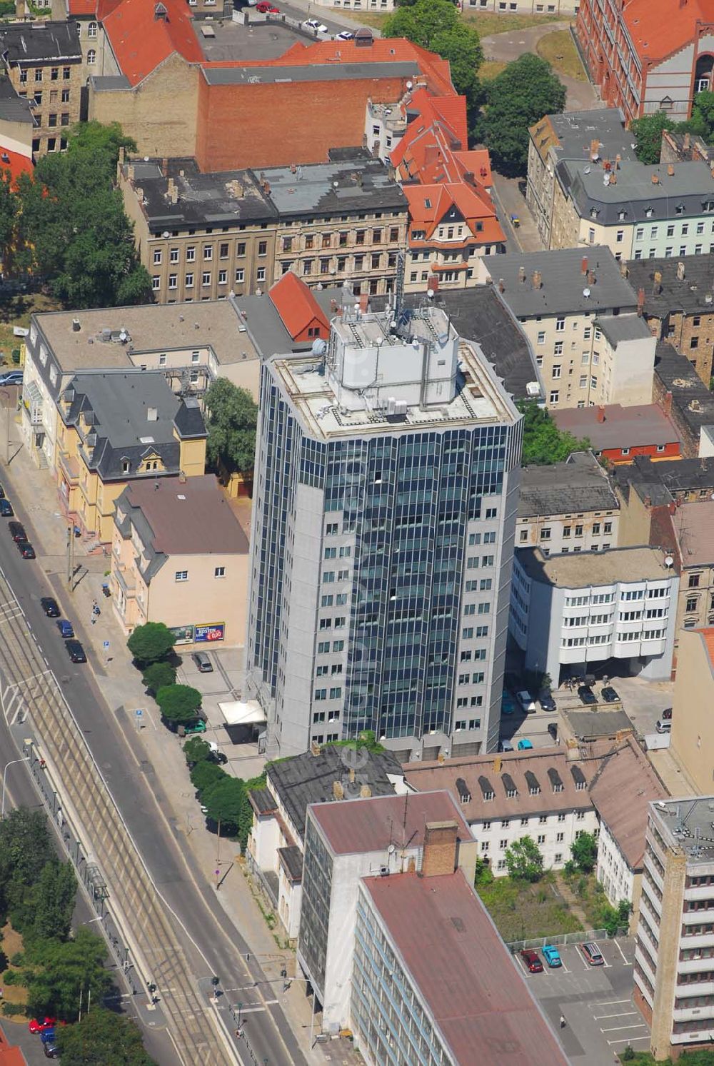 Halle/Saale from the bird's eye view: Blick auf ein Bürogebäude an der Merseburger Straße in Halle