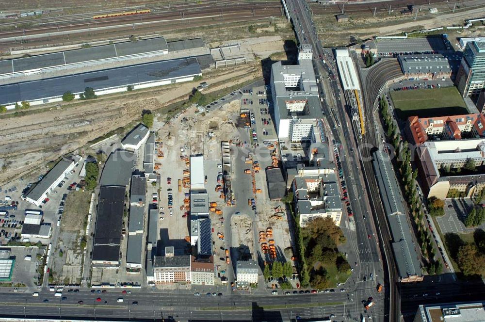 Berlin / Friedrichshain. from above - Blick auf den BSR-Hof an der Warschauer Brücke und den alten Rangierbahnhof gegenüber der Oberbaumcity der HVB-Projekt in Berlin-Friedrichshain.