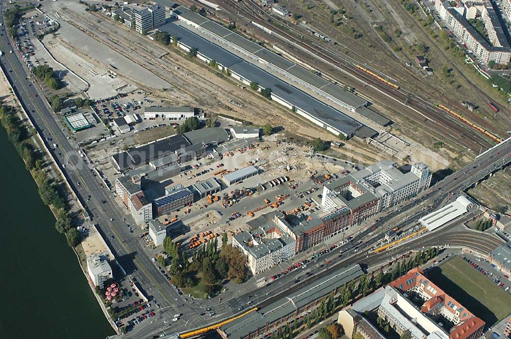 Aerial image Berlin / Friedrichshain. - Blick auf den BSR-Hof an der Warschauer Brücke und den alten Rangierbahnhof gegenüber der Oberbaumcity der HVB-Projekt in Berlin-Friedrichshain.