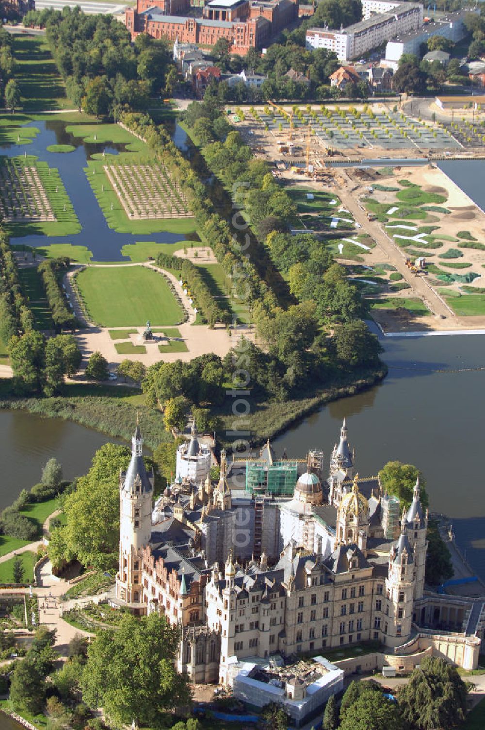 Schwerin from the bird's eye view: Blick auf das BUGA 2009 - Gelände rund um den Schweriner See. Im Mittelpunkt der Bundesgartenschau, welche 2009 zum zweiten Mal in Mecklenburg-Vorpommern stattfindet, steht die geschichtliche Entwicklung der Gartenbaukunst. Die Ausstellungsareale sammeln sich kompakt um das Schweriner Schloss bzw. die Altstadt. Die insgesamt sieben Gärten, welche alle in Wassernähe liegen, werden durch eine Vielzahl von Umlandprojekten in ganz Mecklenburg-Vorpommern ergänzt. Die BUGA 2009 findet auf einer Gesamtfläche von 550.000 qm statt und kostet 72,2 Mio. Euro. Kontakt: Bundesgartenschau Schwerin 2009 GmbH, Eckdrift 43 - 45, 19061 Schwerin, Tel. +49 (0)385 2009 0, Fax +49 (0)385 2009 111, EMail info@buga-2009.de