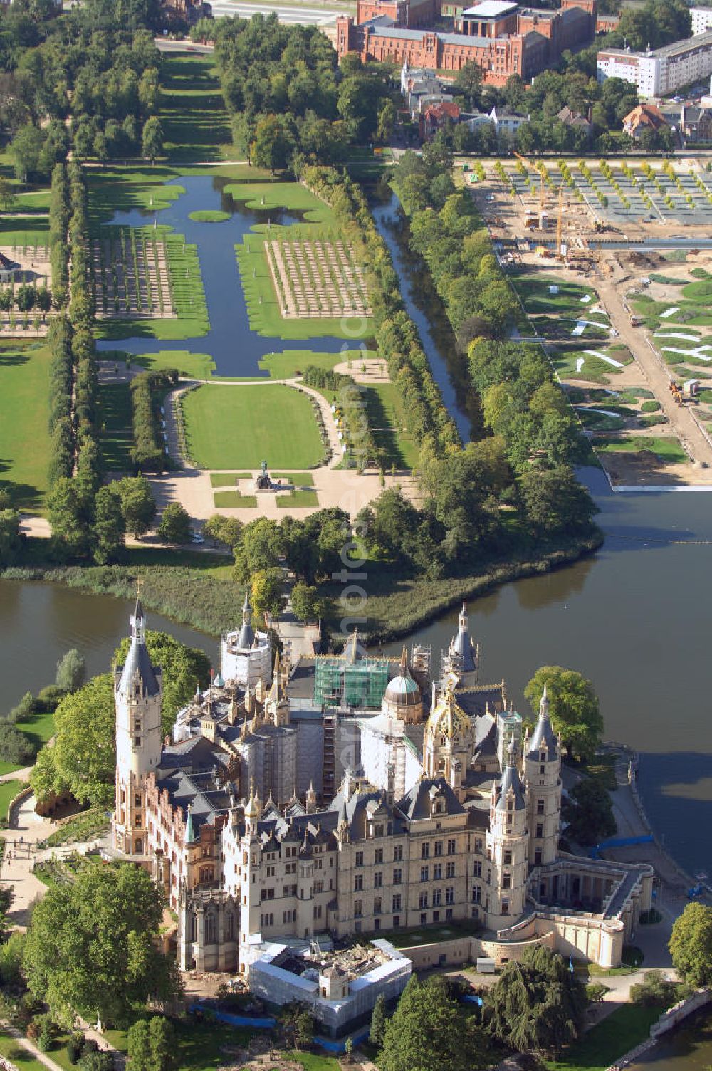 Aerial image Schwerin - Blick auf das BUGA 2009 - Gelände rund um den Schweriner See. Im Mittelpunkt der Bundesgartenschau, welche 2009 zum zweiten Mal in Mecklenburg-Vorpommern stattfindet, steht die geschichtliche Entwicklung der Gartenbaukunst. Die Ausstellungsareale sammeln sich kompakt um das Schweriner Schloss bzw. die Altstadt. Die insgesamt sieben Gärten, welche alle in Wassernähe liegen, werden durch eine Vielzahl von Umlandprojekten in ganz Mecklenburg-Vorpommern ergänzt. Die BUGA 2009 findet auf einer Gesamtfläche von 550.000 qm statt und kostet 72,2 Mio. Euro. Kontakt: Bundesgartenschau Schwerin 2009 GmbH, Eckdrift 43 - 45, 19061 Schwerin, Tel. +49 (0)385 2009 0, Fax +49 (0)385 2009 111, EMail info@buga-2009.de