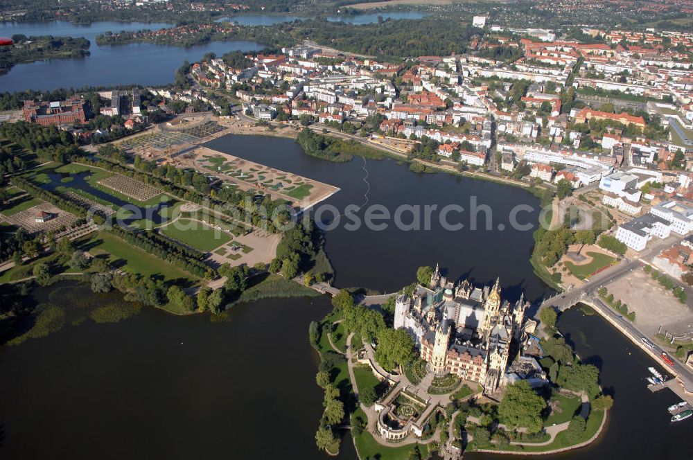 Schwerin from above - Blick auf das BUGA 2009 - Gelände rund um den Schweriner See. Im Mittelpunkt der Bundesgartenschau, welche 2009 zum zweiten Mal in Mecklenburg-Vorpommern stattfindet, steht die geschichtliche Entwicklung der Gartenbaukunst. Die Ausstellungsareale sammeln sich kompakt um das Schweriner Schloss bzw. die Altstadt. Die insgesamt sieben Gärten, welche alle in Wassernähe liegen, werden durch eine Vielzahl von Umlandprojekten in ganz Mecklenburg-Vorpommern ergänzt. Die BUGA 2009 findet auf einer Gesamtfläche von 550.000 qm statt und kostet 72,2 Mio. Euro. Kontakt: Bundesgartenschau Schwerin 2009 GmbH, Eckdrift 43 - 45, 19061 Schwerin, Tel. +49 (0)385 2009 0, Fax +49 (0)385 2009 111, EMail info@buga-2009.de