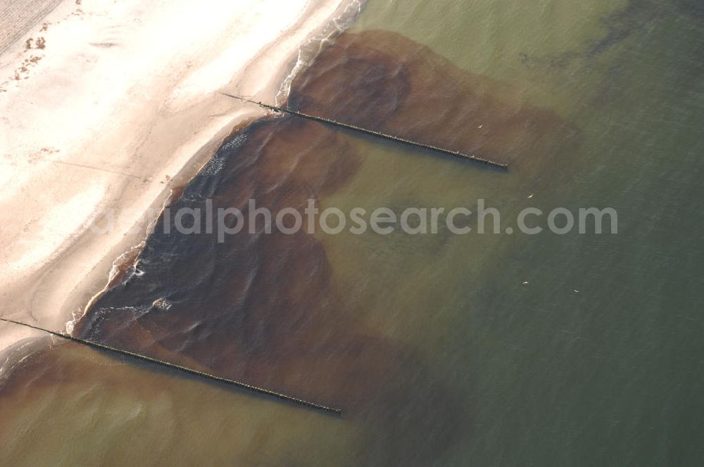 Aerial image Graal-Müritz - Blick auf die Buhnen vor dem Ostseestrand in Graal-Müritz. Touristinformation: TOURISMUS- UND KUR GmbH, Rostocker Str. 3, 18181 Graal-Müritz, Tel. +49 (0)38206 7030, Fax +49 (0)38206 70320, Homepage: