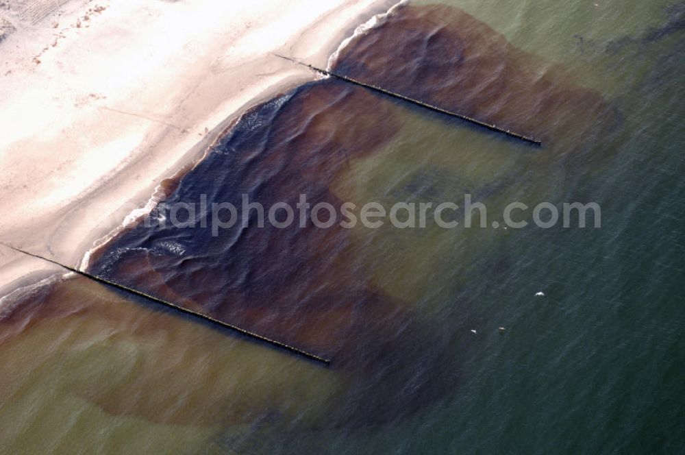 Aerial photograph Graal-Müritz - Blick auf die Buhnen vor dem Ostseestrand in Graal-Müritz. Touristinformation: TOURISMUS- UND KUR GmbH, Rostocker Str. 3, 18181 Graal-Müritz, Tel. +49 (0)38206 7030, Fax +49 (0)38206 70320, Homepage: