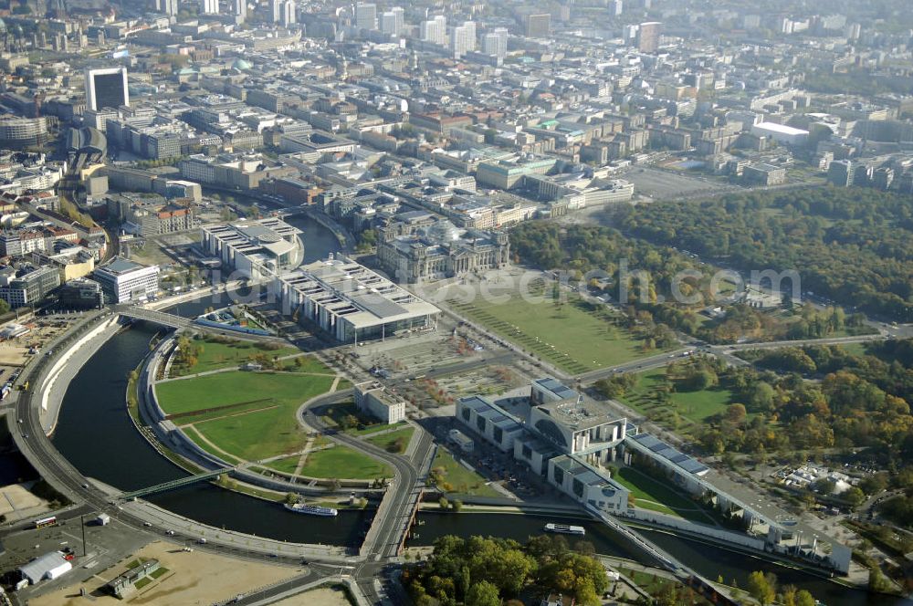 Berlin from above - Das Bundeskanzleramt (Abkürzung BK) ist eine Oberste Bundesbehörde. Das gleichermaßen spektakuläre wie umstrittene monumentale Gebäudeensemble des neuen Bundeskanzleramtes wurde von den Berliner Architekten Axel Schultes und Charlotte Frank in der Amtszeit von Kanzler Helmut Kohl (1982–1998) entworfen. Nach dem ersten Spatenstich am 4. Februar 1997 und knapp vierjähriger Bauzeit konnte das Gebäude am 2. Mai 2001 vom damaligen Bundeskanzler Gerhard Schröder bezogen werden, wodurch der Regierungsumzug nach Berlin abgeschlossen wurde. Das bebaute Grundstück ist mit Hubschrauberlandeplatz und Kanzlerpark 73.000 m² groß. Mit einer Gesamtfläche von 12.000 m² und einer Höhe von 36 m übertrifft das Gebäude die Berliner Traufhöhe von 22 m und ist eines der größten Regierungshauptquartiere der Welt (achtmal so groß wie das Weiße Haus).