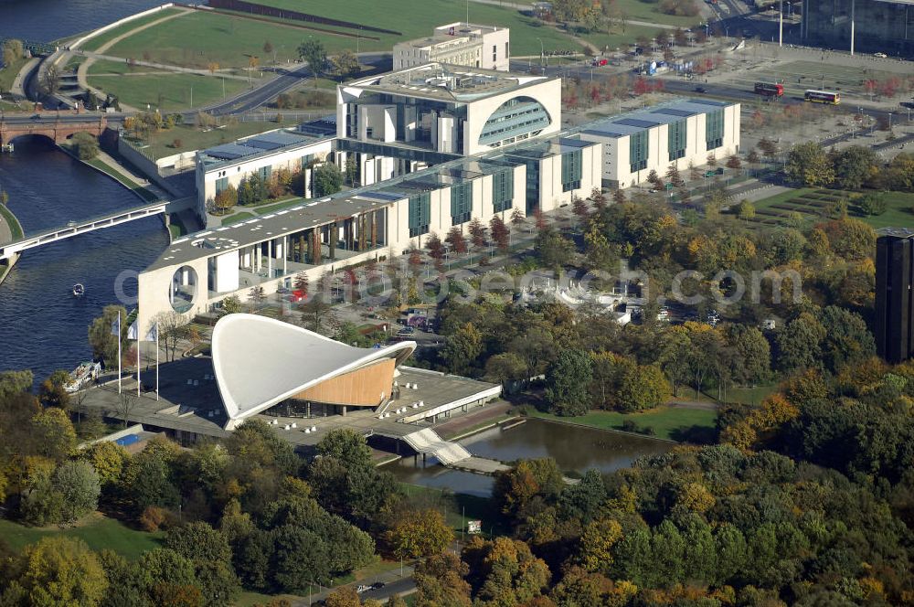 Berlin from the bird's eye view: Das Bundeskanzleramt (Abkürzung BK) ist eine Oberste Bundesbehörde. Das gleichermaßen spektakuläre wie umstrittene monumentale Gebäudeensemble des neuen Bundeskanzleramtes wurde von den Berliner Architekten Axel Schultes und Charlotte Frank in der Amtszeit von Kanzler Helmut Kohl (1982–1998) entworfen. Nach dem ersten Spatenstich am 4. Februar 1997 und knapp vierjähriger Bauzeit konnte das Gebäude am 2. Mai 2001 vom damaligen Bundeskanzler Gerhard Schröder bezogen werden, wodurch der Regierungsumzug nach Berlin abgeschlossen wurde. Das bebaute Grundstück ist mit Hubschrauberlandeplatz und Kanzlerpark 73.000 m² groß. Mit einer Gesamtfläche von 12.000 m² und einer Höhe von 36 m übertrifft das Gebäude die Berliner Traufhöhe von 22 m und ist eines der größten Regierungshauptquartiere der Welt (achtmal so groß wie das Weiße Haus).