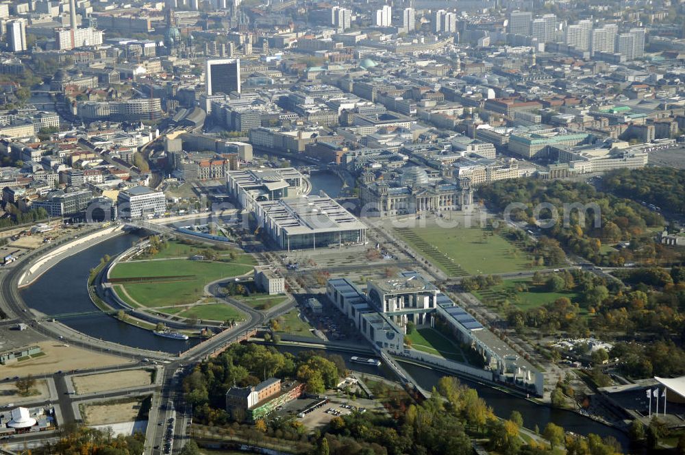 Aerial image Berlin - Das Bundeskanzleramt (Abkürzung BK) ist eine Oberste Bundesbehörde. Das gleichermaßen spektakuläre wie umstrittene monumentale Gebäudeensemble des neuen Bundeskanzleramtes wurde von den Berliner Architekten Axel Schultes und Charlotte Frank in der Amtszeit von Kanzler Helmut Kohl (1982–1998) entworfen. Nach dem ersten Spatenstich am 4. Februar 1997 und knapp vierjähriger Bauzeit konnte das Gebäude am 2. Mai 2001 vom damaligen Bundeskanzler Gerhard Schröder bezogen werden, wodurch der Regierungsumzug nach Berlin abgeschlossen wurde. Das bebaute Grundstück ist mit Hubschrauberlandeplatz und Kanzlerpark 73.000 m² groß. Mit einer Gesamtfläche von 12.000 m² und einer Höhe von 36 m übertrifft das Gebäude die Berliner Traufhöhe von 22 m und ist eines der größten Regierungshauptquartiere der Welt (achtmal so groß wie das Weiße Haus).