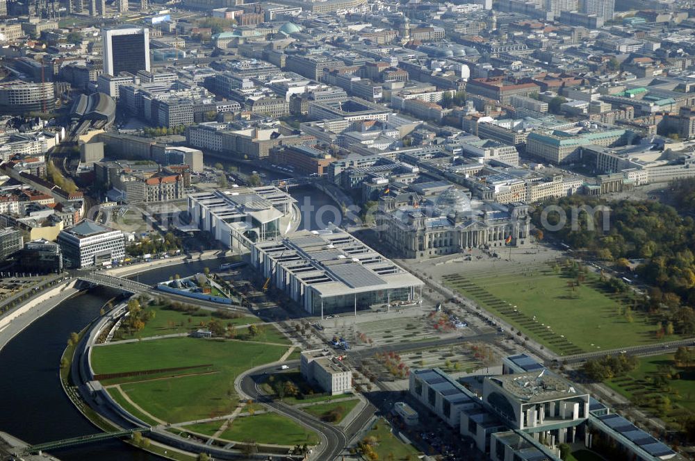 Berlin from above - Das Bundeskanzleramt (Abkürzung BK) ist eine Oberste Bundesbehörde. Das gleichermaßen spektakuläre wie umstrittene monumentale Gebäudeensemble des neuen Bundeskanzleramtes wurde von den Berliner Architekten Axel Schultes und Charlotte Frank in der Amtszeit von Kanzler Helmut Kohl (1982–1998) entworfen. Nach dem ersten Spatenstich am 4. Februar 1997 und knapp vierjähriger Bauzeit konnte das Gebäude am 2. Mai 2001 vom damaligen Bundeskanzler Gerhard Schröder bezogen werden, wodurch der Regierungsumzug nach Berlin abgeschlossen wurde. Das bebaute Grundstück ist mit Hubschrauberlandeplatz und Kanzlerpark 73.000 m² groß. Mit einer Gesamtfläche von 12.000 m² und einer Höhe von 36 m übertrifft das Gebäude die Berliner Traufhöhe von 22 m und ist eines der größten Regierungshauptquartiere der Welt (achtmal so groß wie das Weiße Haus).