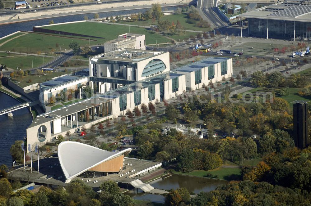 Berlin from the bird's eye view: Das Bundeskanzleramt (Abkürzung BK) ist eine Oberste Bundesbehörde. Das gleichermaßen spektakuläre wie umstrittene monumentale Gebäudeensemble des neuen Bundeskanzleramtes wurde von den Berliner Architekten Axel Schultes und Charlotte Frank in der Amtszeit von Kanzler Helmut Kohl (1982–1998) entworfen. Nach dem ersten Spatenstich am 4. Februar 1997 und knapp vierjähriger Bauzeit konnte das Gebäude am 2. Mai 2001 vom damaligen Bundeskanzler Gerhard Schröder bezogen werden, wodurch der Regierungsumzug nach Berlin abgeschlossen wurde. Das bebaute Grundstück ist mit Hubschrauberlandeplatz und Kanzlerpark 73.000 m² groß. Mit einer Gesamtfläche von 12.000 m² und einer Höhe von 36 m übertrifft das Gebäude die Berliner Traufhöhe von 22 m und ist eines der größten Regierungshauptquartiere der Welt (achtmal so groß wie das Weiße Haus).