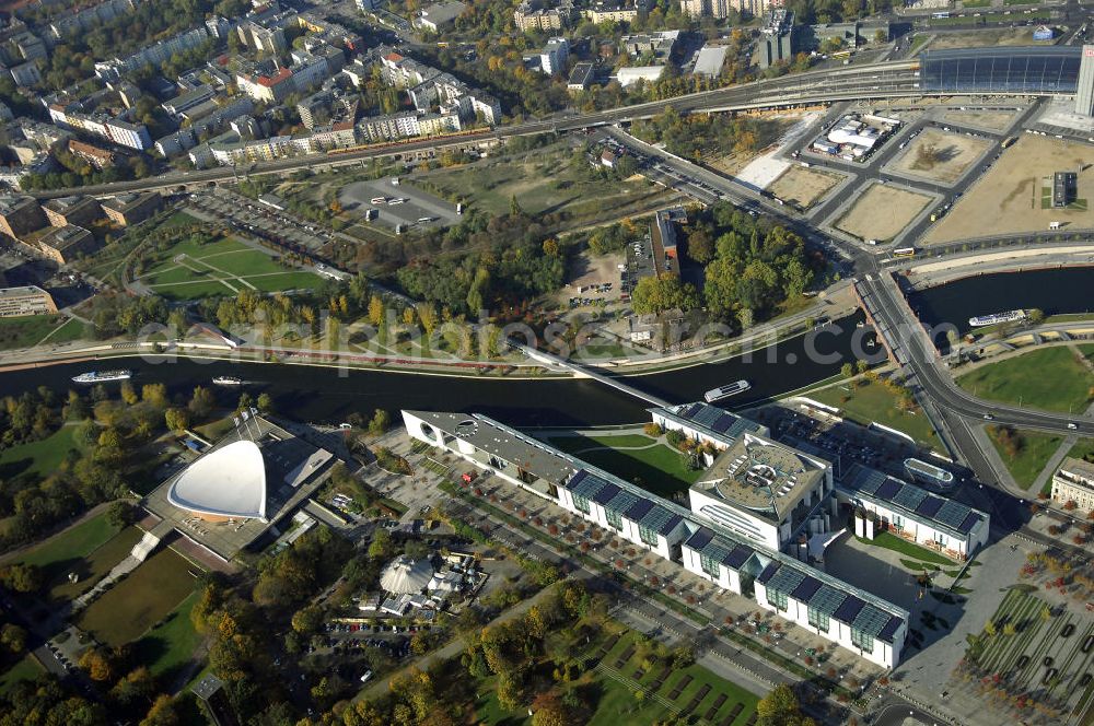 Aerial image Berlin - Das Bundeskanzleramt (Abkürzung BK) ist eine Oberste Bundesbehörde. Das gleichermaßen spektakuläre wie umstrittene monumentale Gebäudeensemble des neuen Bundeskanzleramtes wurde von den Berliner Architekten Axel Schultes und Charlotte Frank in der Amtszeit von Kanzler Helmut Kohl (1982–1998) entworfen. Nach dem ersten Spatenstich am 4. Februar 1997 und knapp vierjähriger Bauzeit konnte das Gebäude am 2. Mai 2001 vom damaligen Bundeskanzler Gerhard Schröder bezogen werden, wodurch der Regierungsumzug nach Berlin abgeschlossen wurde. Das bebaute Grundstück ist mit Hubschrauberlandeplatz und Kanzlerpark 73.000 m² groß. Mit einer Gesamtfläche von 12.000 m² und einer Höhe von 36 m übertrifft das Gebäude die Berliner Traufhöhe von 22 m und ist eines der größten Regierungshauptquartiere der Welt (achtmal so groß wie das Weiße Haus).