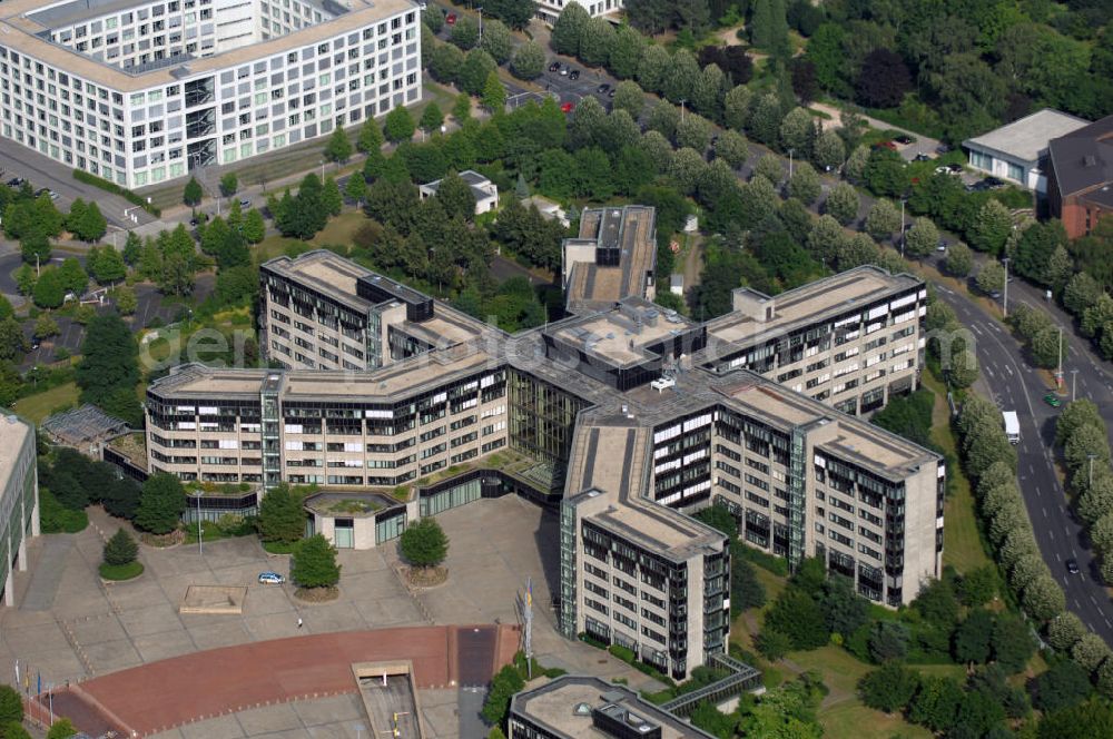 Aerial image Bonn - Blick auf das Gebäude des Umweltministerium für Verkehr, Bau und Stadtentwicklung in Bonn-Hochkreuz. Da in diesem Ministerium alle Zuständigkeiten des Bundes für bauliche und verkehrliche Infrastrukturen zusammen treffen, ist es das wichtigste Investitionsressort der Bundesregierung. Kontakt: Bundesministerium für Verkehr, Bau und Stadtentwicklung in Bonn, Dienstgebäude Robert-Schuman-Platz 1 53175 Bonn, Tel. +49(0)228 99300 0, Fax +49(0)228 99300 3428 o. 3429, Email: buergerinfo@bmvbs.bund.de