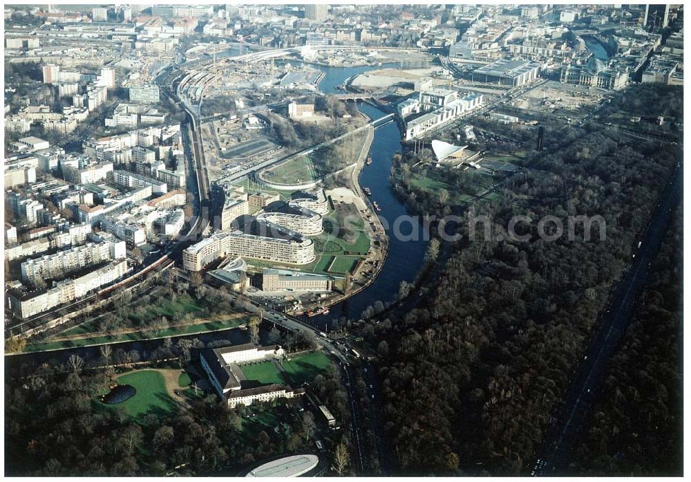 Aerial image Berlin - Tiergarten - Blick auf das Bundespräsidialamt mit dem Schloß Bellevue im Tiergarten. Im Hintergrund das Neubaugebiet Moabiter Werder mit dem Spreebogen am Reichstag.