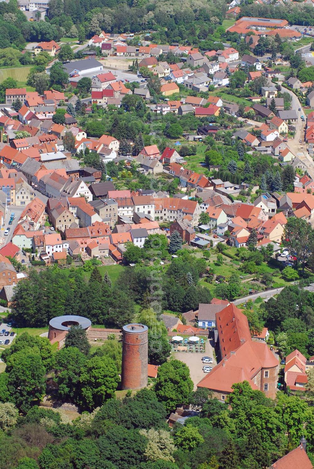 Aerial image Belzig - Blick auf die Burg Eisenhardt in Belzig. Von der 997 als Burgwardium Belizi erstmals genannten Burg ist der 33m hohe Bergfried erhalten. Ausbau zur sächsischen Grenzfestung im 15. Jh. Mit fünf runden Eckbastionen und monumentalem Torhaus, 1815 kommt die Burg zu Preußen. Kontakt: Burg Eisenhardt Belzig, Wittenberger Straße 14, 14806 Belzig, Tel.: 03 38 41/42 46 1, Fax: 03 38 41/45 00 3