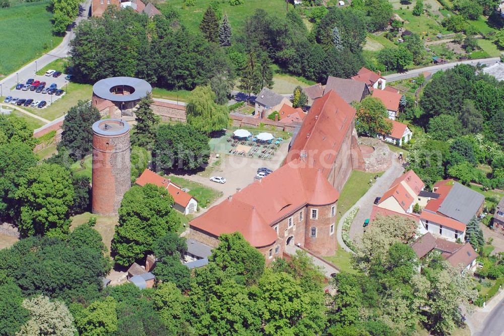 Belzig from above - Blick auf die Burg Eisenhardt in Belzig. Von der 997 als Burgwardium Belizi erstmals genannten Burg ist der 33m hohe Bergfried erhalten. Ausbau zur sächsischen Grenzfestung im 15. Jh. Mit fünf runden Eckbastionen und monumentalem Torhaus, 1815 kommt die Burg zu Preußen. Kontakt: Burg Eisenhardt Belzig, Wittenberger Straße 14, 14806 Belzig, Tel.: 03 38 41/42 46 1, Fax: 03 38 41/45 00 3