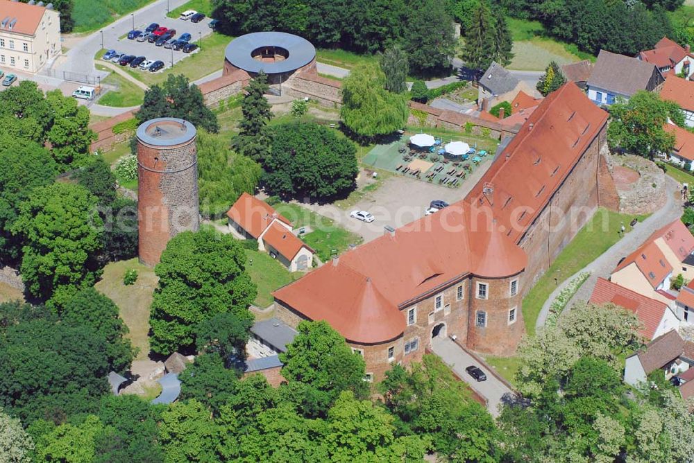 Belzig from the bird's eye view: Blick auf die Burg Eisenhardt in Belzig. Von der 997 als Burgwardium Belizi erstmals genannten Burg ist der 33m hohe Bergfried erhalten. Ausbau zur sächsischen Grenzfestung im 15. Jh. Mit fünf runden Eckbastionen und monumentalem Torhaus, 1815 kommt die Burg zu Preußen. Kontakt: Burg Eisenhardt Belzig, Wittenberger Straße 14, 14806 Belzig, Tel.: 03 38 41/42 46 1, Fax: 03 38 41/45 00 3