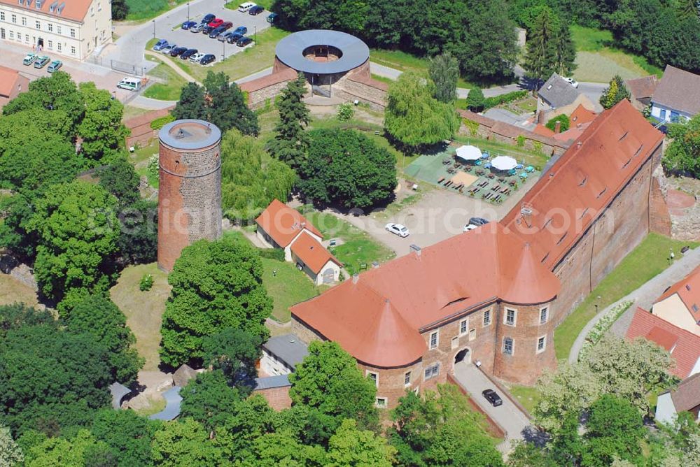 Aerial image Belzig - Blick auf die Burg Eisenhardt in Belzig. Von der 997 als Burgwardium Belizi erstmals genannten Burg ist der 33m hohe Bergfried erhalten. Ausbau zur sächsischen Grenzfestung im 15. Jh. Mit fünf runden Eckbastionen und monumentalem Torhaus, 1815 kommt die Burg zu Preußen. Kontakt: Burg Eisenhardt Belzig, Wittenberger Straße 14, 14806 Belzig, Tel.: 03 38 41/42 46 1, Fax: 03 38 41/45 00 3