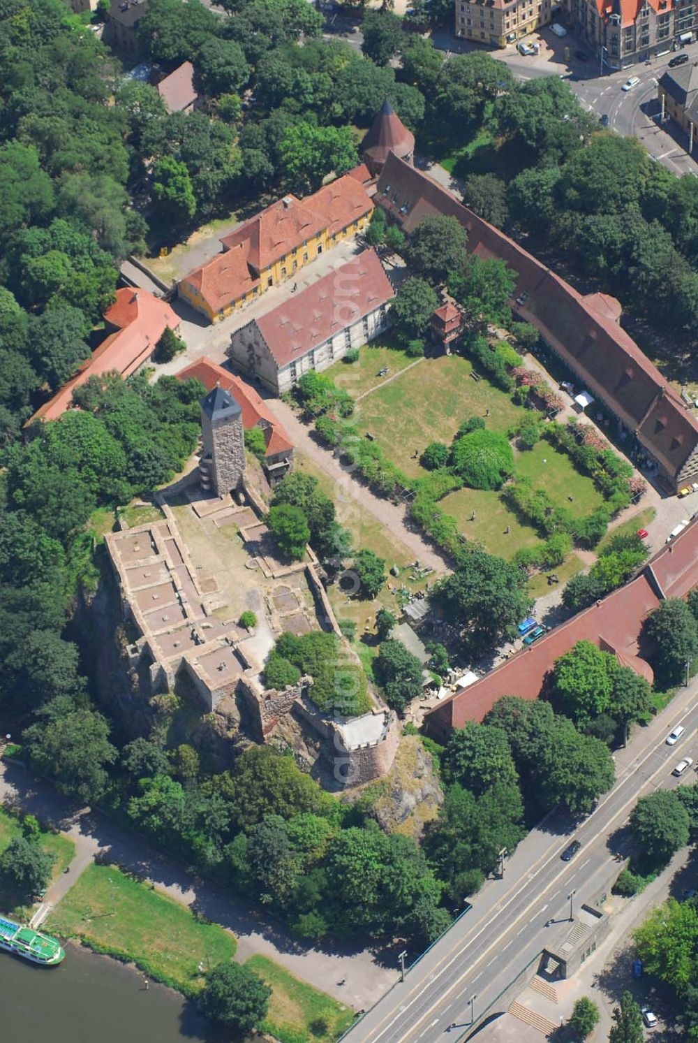 Halle/Saale from above - Blick auf die Burg Giebichenstein in Halle: Oberburg (Ruine): Burg Giebichenstein, Seebener Strasse 1, 06114 Halle/Saale, Infotelefon: 0345-5233857 - Unterburg (Kunsthochschule): Burg Giebichenstein, Hochschule für Kunst und Design Halle, Postfach 200252, D-06003 Halle (Saale), Homepage: