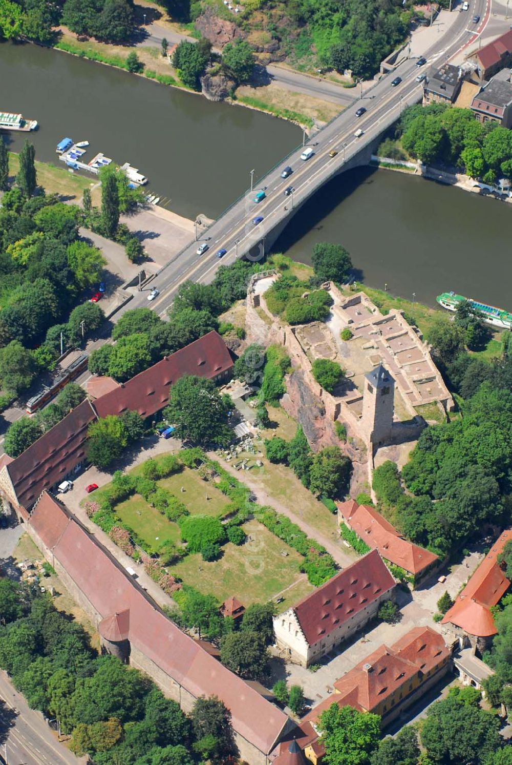 Aerial photograph Halle/Saale - Blick auf die Burg Giebichenstein in Halle: Oberburg (Ruine): Burg Giebichenstein, Seebener Strasse 1, 06114 Halle/Saale, Infotelefon: 0345-5233857 - Unterburg (Kunsthochschule): Burg Giebichenstein, Hochschule für Kunst und Design Halle, Postfach 200252, D-06003 Halle (Saale), Homepage: