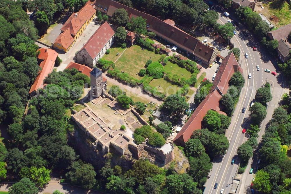 Aerial photograph Halle/Saale - Blick auf die Burg Giebichenstein in Halle: Oberburg (Ruine): Burg Giebichenstein, Seebener Strasse 1, 06114 Halle/Saale, Infotelefon: 0345-5233857 - Unterburg (Kunsthochschule): Burg Giebichenstein, Hochschule für Kunst und Design Halle, Postfach 200252, D-06003 Halle (Saale), Homepage: