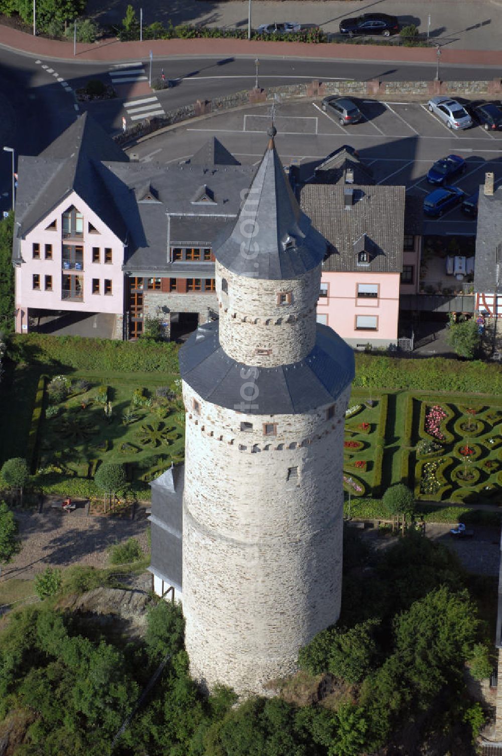 Idstein from the bird's eye view: Blick auf die Burg und den Hexenturm in Idstein. Die Burg im Burgbereich vom Torbogengebäude auf der Stadtseite bis zum Hexenturm bei der Brücke zum Schloss entstand zwischen 1497 und 1588. Der Hexenturm genannte Bergfried (42 Meter hoch, über 3 Meter dicke Mauern bei nur knapp 12 Metern Durchmesser) ist das älteste Bauwerk Idsteins. Kontakt: Stadtverwaltung Idstein, Rathaus, König-Adolf-Platz 2, 65510 Idstein, Tel. +49 (0)6126 78 0, Fax +49 (0)6126 78 815