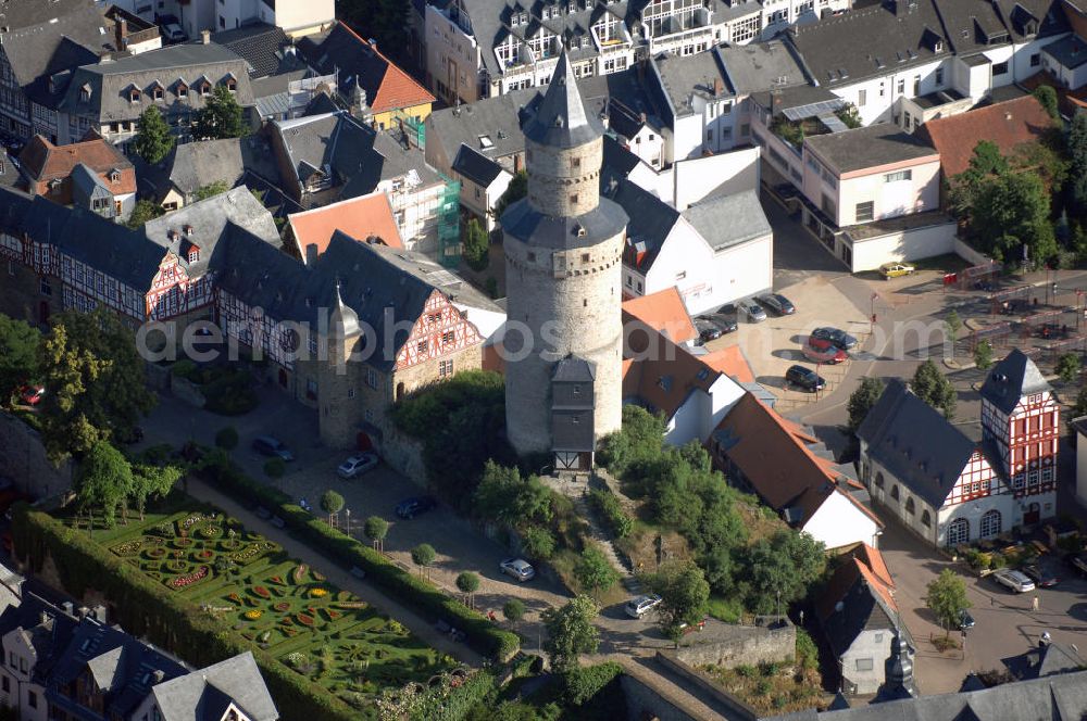 Idstein from above - Blick auf die Burg und den Hexenturm in Idstein. Die Burg im Burgbereich vom Torbogengebäude auf der Stadtseite bis zum Hexenturm bei der Brücke zum Schloss entstand zwischen 1497 und 1588. Der Hexenturm genannte Bergfried (42 Meter hoch, über 3 Meter dicke Mauern bei nur knapp 12 Metern Durchmesser) ist das älteste Bauwerk Idsteins. Kontakt: Stadtverwaltung Idstein, Rathaus, König-Adolf-Platz 2, 65510 Idstein, Tel. +49 (0)6126 78 0, Fax +49 (0)6126 78 815