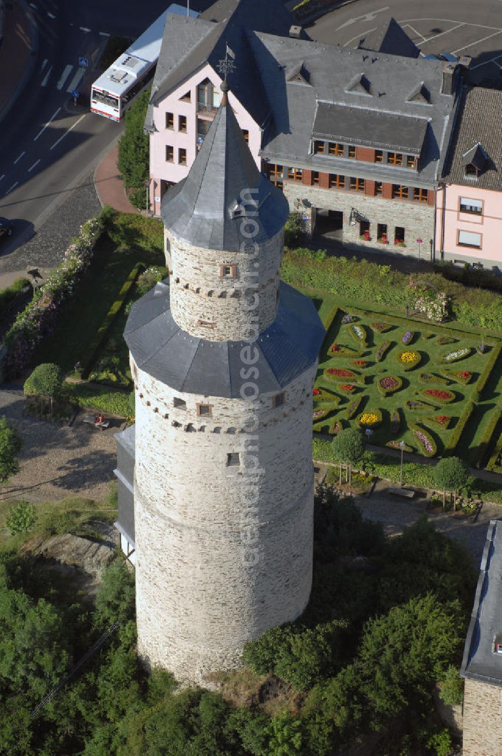 Idstein from the bird's eye view: Blick auf die Burg und den Hexenturm in Idstein. Die Burg im Burgbereich vom Torbogengebäude auf der Stadtseite bis zum Hexenturm bei der Brücke zum Schloss entstand zwischen 1497 und 1588. Der Hexenturm genannte Bergfried (42 Meter hoch, über 3 Meter dicke Mauern bei nur knapp 12 Metern Durchmesser) ist das älteste Bauwerk Idsteins. Kontakt: Stadtverwaltung Idstein, Rathaus, König-Adolf-Platz 2, 65510 Idstein, Tel. +49 (0)6126 78 0, Fax +49 (0)6126 78 815