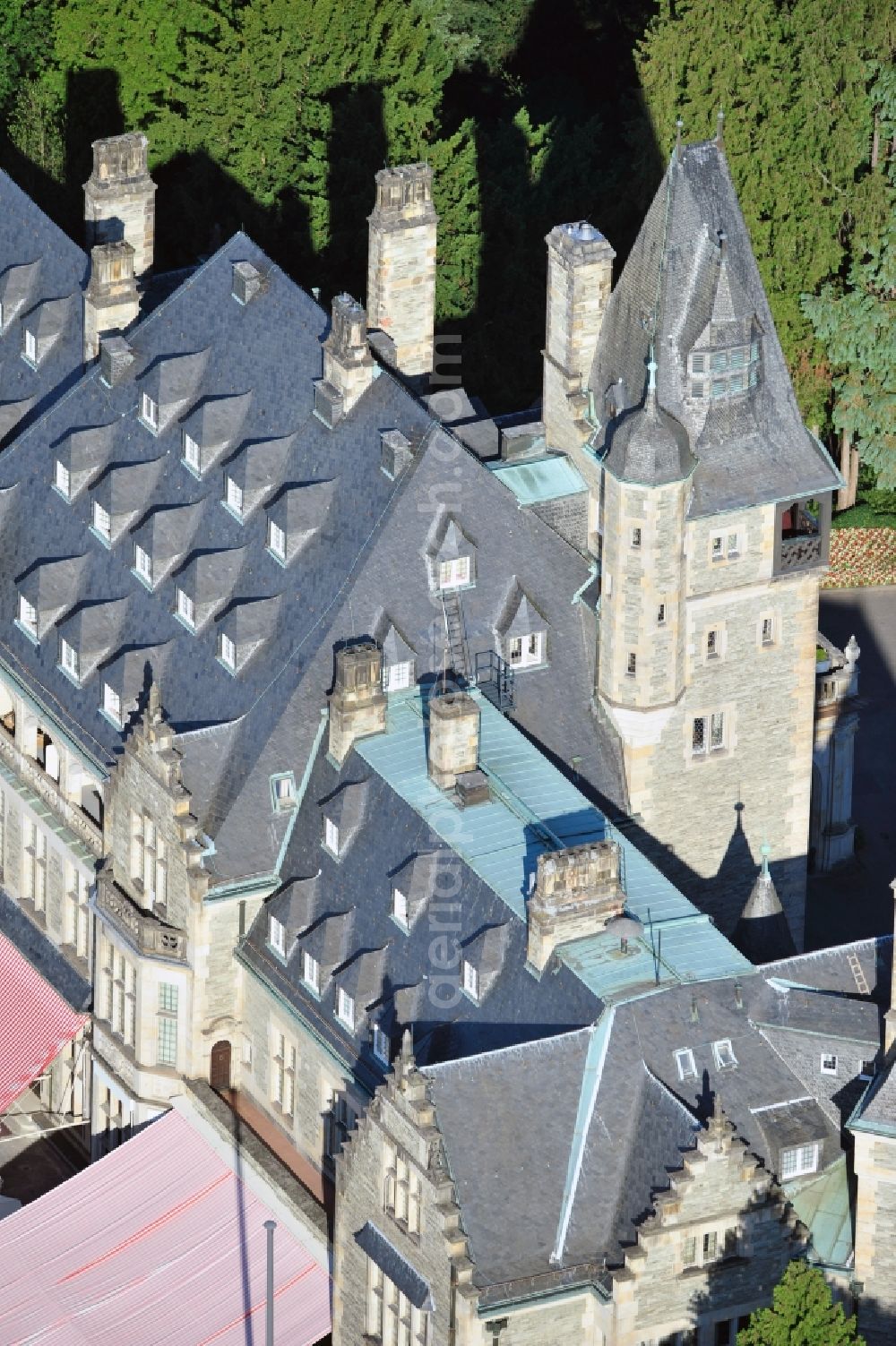 Kronberg im Taunus from the bird's eye view: View of the Castle Kronberg in Kronberg im Taunus in Hesse. The high medieval castle rock was born 1220-1230 and belongs to the town of Kronberg since 1992. Among the Foundation's Castle Kronberg, the building was fundamentally renovated until 2004 and now serves as a museum and for various events