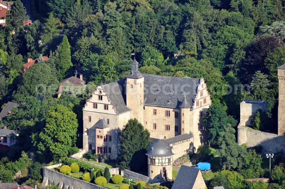 Aerial photograph Kronberg im Taunus - View of the Castle Kronberg in Kronberg im Taunus in Hesse. The high medieval castle rock was born 1220-1230 and belongs to the town of Kronberg since 1992. Among the Foundation's Castle Kronberg, the building was fundamentally renovated until 2004 and now serves as a museum and for various events