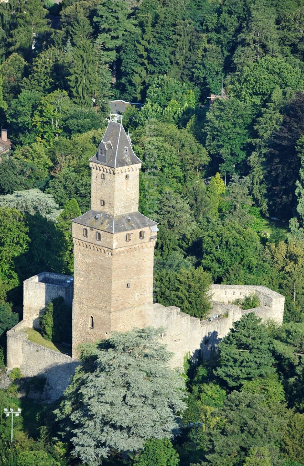 Kronberg im Taunus from the bird's eye view: View of the Castle Kronberg in Kronberg im Taunus in Hesse. The high medieval castle rock was born 1220-1230 and belongs to the town of Kronberg since 1992. Among the Foundation's Castle Kronberg, the building was fundamentally renovated until 2004 and now serves as a museum and for various events