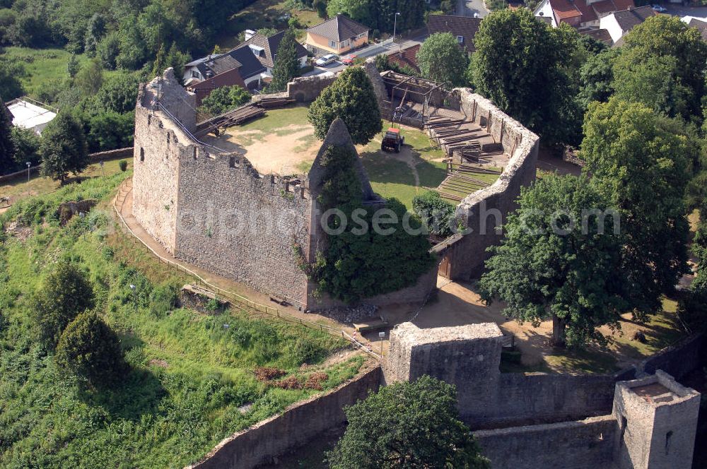 Lindenfels from above - Blick auf die Burg Lindenfels. Sie ist eine heute nur noch als Burgruine erhaltene, mittelalterliche Burganlage. Sie ist die am frühesten erwähnte Burg im inneren Odenwald und war über Jahrhunderte hinweg als Adelsburg von Bedeutung. Kontakt: Stadtverwaltung, Burgstraße 39, 64678 Lindenfels, Tel. (0)6255 306 0, Fax (0)6255 306 88, eMail rathaus@lindenfels.de