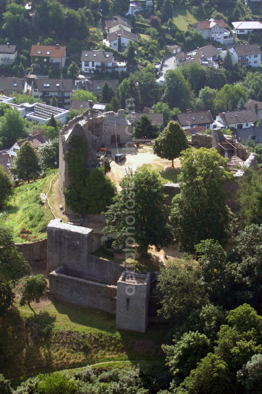 Lindenfels from the bird's eye view: Blick auf die Burg Lindenfels. Sie ist eine heute nur noch als Burgruine erhaltene, mittelalterliche Burganlage. Sie ist die am frühesten erwähnte Burg im inneren Odenwald und war über Jahrhunderte hinweg als Adelsburg von Bedeutung. Kontakt: Stadtverwaltung, Burgstraße 39, 64678 Lindenfels, Tel. (0)6255 306 0, Fax (0)6255 306 88, eMail rathaus@lindenfels.de