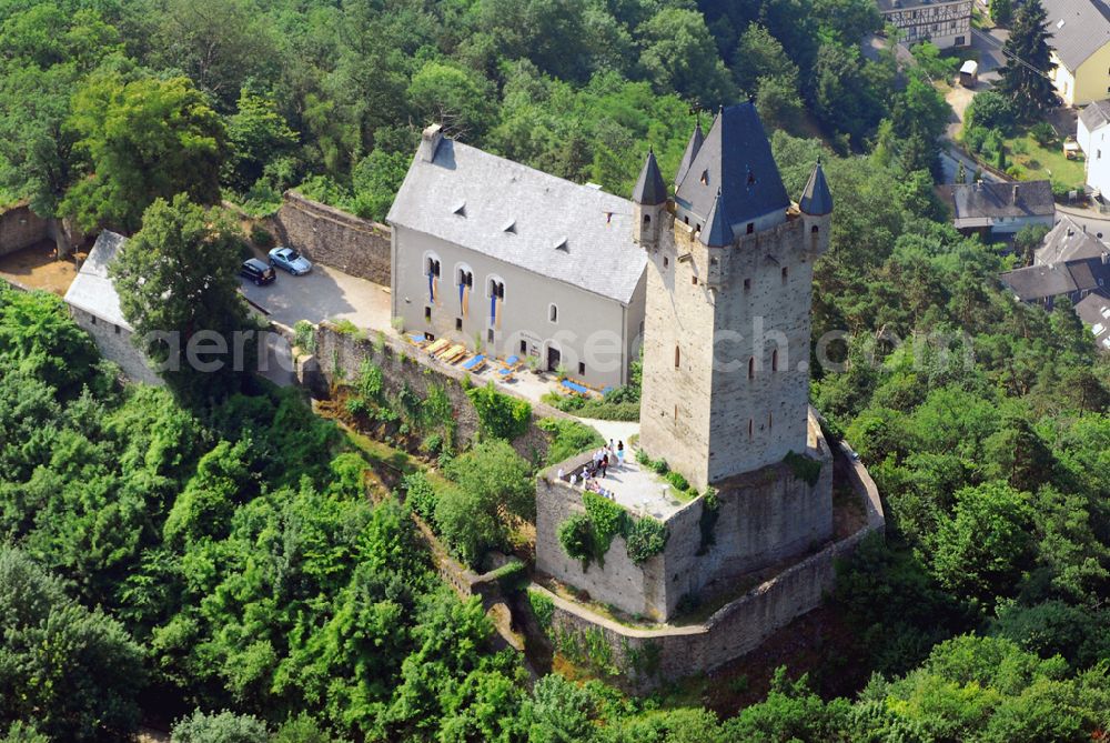 Aerial photograph Bergnassau-Scheuern - Blick auf die Burg Nassau.In der ersten Hälfte des 14. Jahrhunderts wurde der heute noch erhaltene, 33 Meter hohe Bergfried erbaut. 1346 fand auch noch ein zweiter Burgturm Erwähnung, welcher in der heutigen Zeit jedoch nicht mehr existiert. Während einer familiären Fehde wurden im Jahr 1372 die nachweislich einst vorhandenen Burgmannenhäuser zerstört.Bis zum Ende des Mittelalters war die Burg Nassau bewohnt, wurde dann aber als Residenz der Grafen aufgegeben.Ab 1976 erfolgte die Restaurierung des Bergfrieds: Sein Walmdach und Zinnenkranz sowie seine Eckwarten wurden nach dem Stich von Merian wieder aufgebaut und die sechs bis acht Meter hohen Arkadengewölbe seiner Innenräume hergerichtet. Darüber hinaus wurde die Öffnung zum Verlies im Keller des Turmes freigelegt.Der Wiederaufbau des Palas' und seines Rittersaals folgten 1979 bis 1980 (Lit.: Staatl. Schlösserverwaltung, 1997), in dessen Verlauf spätgotische Fensterarkaden wiederentdeckt wurden.Die Burg Nassau kam 1965 in den Besitz der Staatlichen Schlösserverwaltung Rheinland-Pfalz (heute: Burgen, Schlösser Altertümer Rheinland-Pfalz) und beherbergt heute im Palasgebäude ein Restaurant.