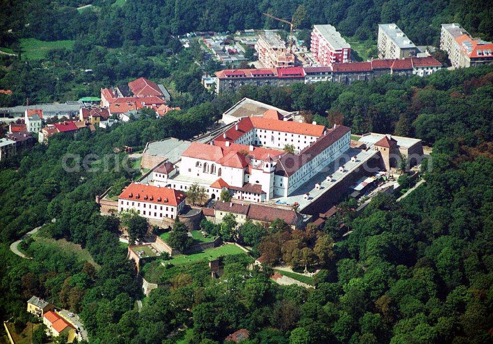 Brno / Brünn from the bird's eye view: Die Burg Špilberk wurde in der ersten HäIfte des 13. Jahrhunderts auf dem Gipfel des gleichnamigen Berges gegründet. Ihr mittelalterlicher Kern wurde später mehrmals umgebaut, wobei die ursprüngliche Residenz öfter seine Eigentümer wechselte. lm 18. Jahrhundert wurde Špilberk in eine mächtige Barockfestung verwandelt, die auch zum gefürchteten Gefängnis wurde. Berüchtigt waren vor allem die hiesigen Kasematen. In ihren Mauern litten französische Revolutionäre, italienische Carbonari, Mitglieder der Bewegung Junges Italien', polnische Aufständische, aber auch inländische politische Gefangene. Das Völkergefängnis war ein Ort des Grauens auch während des Zweiten Weltkrieges. Seit 1961 verwaltet die Burg das Museum der Stadt Brünn und sie dient als Ausstellungsraum.