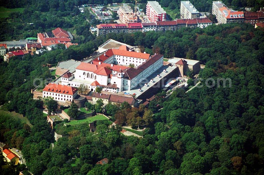 Aerial image Brno / Brünn - Die Burg Špilberk wurde in der ersten HäIfte des 13. Jahrhunderts auf dem Gipfel des gleichnamigen Berges gegründet. Ihr mittelalterlicher Kern wurde später mehrmals umgebaut, wobei die ursprüngliche Residenz öfter seine Eigentümer wechselte. lm 18. Jahrhundert wurde Špilberk in eine mächtige Barockfestung verwandelt, die auch zum gefürchteten Gefängnis wurde. Berüchtigt waren vor allem die hiesigen Kasematen. In ihren Mauern litten französische Revolutionäre, italienische Carbonari, Mitglieder der Bewegung Junges Italien', polnische Aufständische, aber auch inländische politische Gefangene. Das Völkergefängnis war ein Ort des Grauens auch während des Zweiten Weltkrieges. Seit 1961 verwaltet die Burg das Museum der Stadt Brünn und sie dient als Ausstellungsraum.