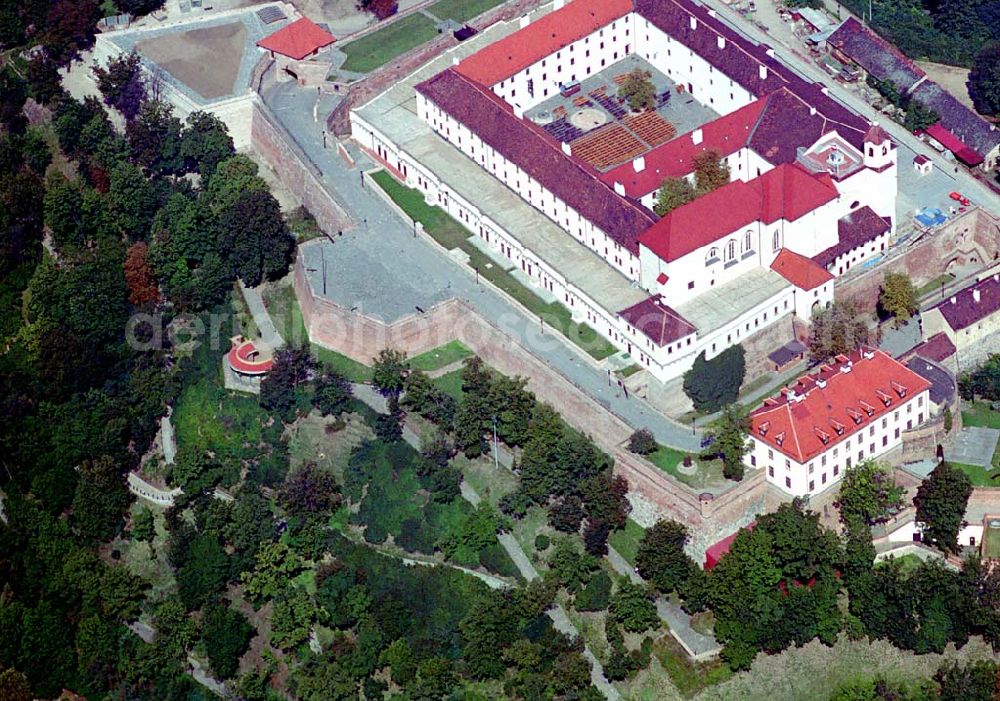 Aerial photograph Brno / Brünn - Die Burg Špilberk wurde in der ersten HäIfte des 13. Jahrhunderts auf dem Gipfel des gleichnamigen Berges gegründet. Ihr mittelalterlicher Kern wurde später mehrmals umgebaut, wobei die ursprüngliche Residenz öfter seine Eigentümer wechselte. lm 18. Jahrhundert wurde Špilberk in eine mächtige Barockfestung verwandelt, die auch zum gefürchteten Gefängnis wurde. Berüchtigt waren vor allem die hiesigen Kasematen. In ihren Mauern litten französische Revolutionäre, italienische Carbonari, Mitglieder der Bewegung Junges Italien', polnische Aufständische, aber auch inländische politische Gefangene. Das Völkergefängnis war ein Ort des Grauens auch während des Zweiten Weltkrieges. Seit 1961 verwaltet die Burg das Museum der Stadt Brünn und sie dient als Ausstellungsraum.