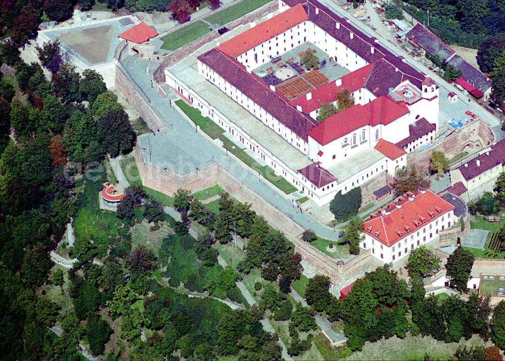 Brno / Brünn from above - Die Burg Špilberk wurde in der ersten HäIfte des 13. Jahrhunderts auf dem Gipfel des gleichnamigen Berges gegründet. Ihr mittelalterlicher Kern wurde später mehrmals umgebaut, wobei die ursprüngliche Residenz öfter seine Eigentümer wechselte. lm 18. Jahrhundert wurde Špilberk in eine mächtige Barockfestung verwandelt, die auch zum gefürchteten Gefängnis wurde. Berüchtigt waren vor allem die hiesigen Kasematen. In ihren Mauern litten französische Revolutionäre, italienische Carbonari, Mitglieder der Bewegung Junges Italien', polnische Aufständische, aber auch inländische politische Gefangene. Das Völkergefängnis war ein Ort des Grauens auch während des Zweiten Weltkrieges. Seit 1961 verwaltet die Burg das Museum der Stadt Brünn und sie dient als Ausstellungsraum.