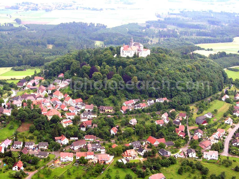 Bopfingen-Baldern / Banden-Württemberg from the bird's eye view: Blick auf die Burganlage Baldern. Das Barockschloss verwahrt eine Waffensammlung. Erstmals 1150 erwähnt, befindet sich die Burg seit 1280 im Besitz der Grafen zu Oettingen. Im 18. Jh. Umbau zum prachtvollen Barockschloss und Übergang an das Fürstliche Haus Oettingen-Wallerstein. Anschrift: Schloss Baldern, 73441 Bopfingen/Baldern Tel.: 0 73 62/96 88-0, Fax: 0 73 62/96 88 60