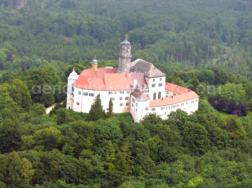 Aerial photograph Bopfingen-Baldern / Banden-Württemberg - Blick auf die Burganlage Baldern. Das Barockschloss verwahrt eine Waffensammlung. Erstmals 1150 erwähnt, befindet sich die Burg seit 1280 im Besitz der Grafen zu Oettingen. Im 18. Jh. Umbau zum prachtvollen Barockschloss und Übergang an das Fürstliche Haus Oettingen-Wallerstein. Anschrift: Schloss Baldern, 73441 Bopfingen/Baldern Tel.: 0 73 62/96 88-0, Fax: 0 73 62/96 88 60