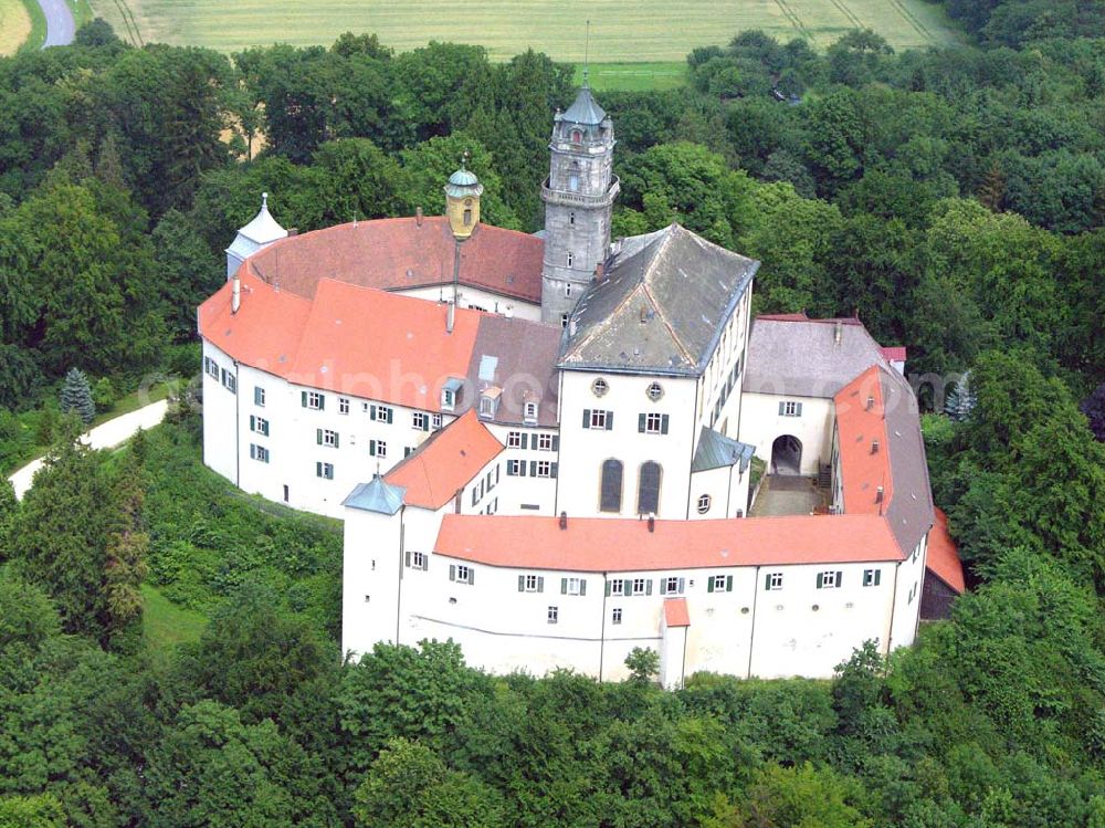 Bopfingen-Baldern / Banden-Württemberg from the bird's eye view: Blick auf die Burganlage Baldern. Das Barockschloss verwahrt eine Waffensammlung. Erstmals 1150 erwähnt, befindet sich die Burg seit 1280 im Besitz der Grafen zu Oettingen. Im 18. Jh. Umbau zum prachtvollen Barockschloss und Übergang an das Fürstliche Haus Oettingen-Wallerstein. Anschrift: Schloss Baldern, 73441 Bopfingen/Baldern Tel.: 0 73 62/96 88-0, Fax: 0 73 62/96 88 60