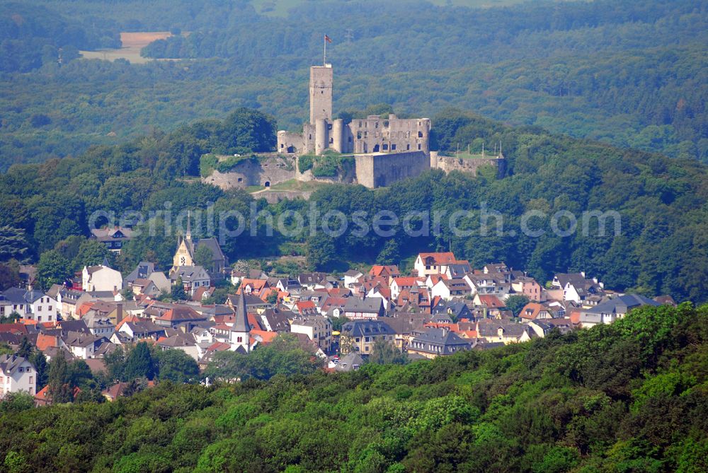 Königstein / Taunus from above - Blick auf die Burgruine Königsstein im Taunus.Der Legende nach kam König Chlodwig (4./5. Jh.) an dem Berg der heutigen Burg vorbei und ihm erschien eine Jungfrau, die ihm ans Herz legte Christ zu werden. Nachdem er dies geworden war, habe er dort eine Burg gegründet, von der natürlich nichts belegt ist. Erbaut wurde die heutige Burg vermutlich im 12. Jahrhundert und diente zum Schutz der damals wichtigen Handelsstraße zwischen Frankfurt und Köln. Die Grafen zu Stolberg bauten sie im 16. Jahrhundert zur Festung aus. 1796 wurde die Burg im Zuge der Revolutionskriege erheblich zerstört. Der heutige Zerstörungsgrad dürfte aber zu einem erheblichen Teil auf die Königsteiner Bevölkerung zurückgehen, die sich hier Baumaterial für zahlreiche Häuser in der heutigen Altstadt organisierte. Die Burg geriet durch Erbfolge in den Besitz der Grafen von Luxemburg, die sich am Fuße des Bergs (Süd-Ost Ecke) ein eigenes kleines Schlösschen (heute Amtsgericht Königstein) bauten. Durch Schenkung der Fürstin geriet 1922 die Festungsruine in den Besitz Stadt Königstein. http://