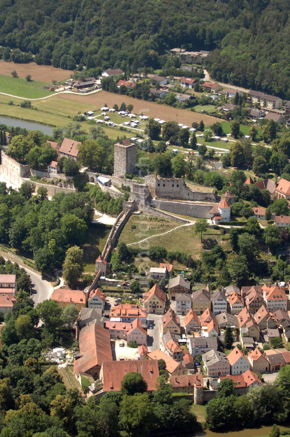 Aerial photograph Pappenheim - Blick auf Burgruine in Pappenheim. Sie liegt auf einem langen Bergsporn in einer Altmühlschlinge über der gleichnamigen Stadt. Ein älterer Burgstall befindet sich wenige hundert Meter west-südwestlich. Die Burg wurde wahrscheinlich durch die Reichsministerialen von Pappenheim, die das Amt der Reichsmarschälle ausübten, um 1140 gegründet. Kontakt: Marktplatz 5 / Neues Schloß 91788 Pappenheim, Tel. +49 (0)9143 83890, Fax +49 (0)9143 6445, Homepage