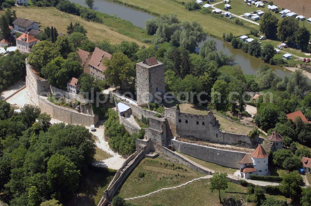 Pappenheim from above - Blick auf Burgruine in Pappenheim. Sie liegt auf einem langen Bergsporn in einer Altmühlschlinge über der gleichnamigen Stadt. Ein älterer Burgstall befindet sich wenige hundert Meter west-südwestlich. Die Burg wurde wahrscheinlich durch die Reichsministerialen von Pappenheim, die das Amt der Reichsmarschälle ausübten, um 1140 gegründet. Kontakt: Marktplatz 5 / Neues Schloß 91788 Pappenheim, Tel. +49 (0)9143 83890, Fax +49 (0)9143 6445, Homepage