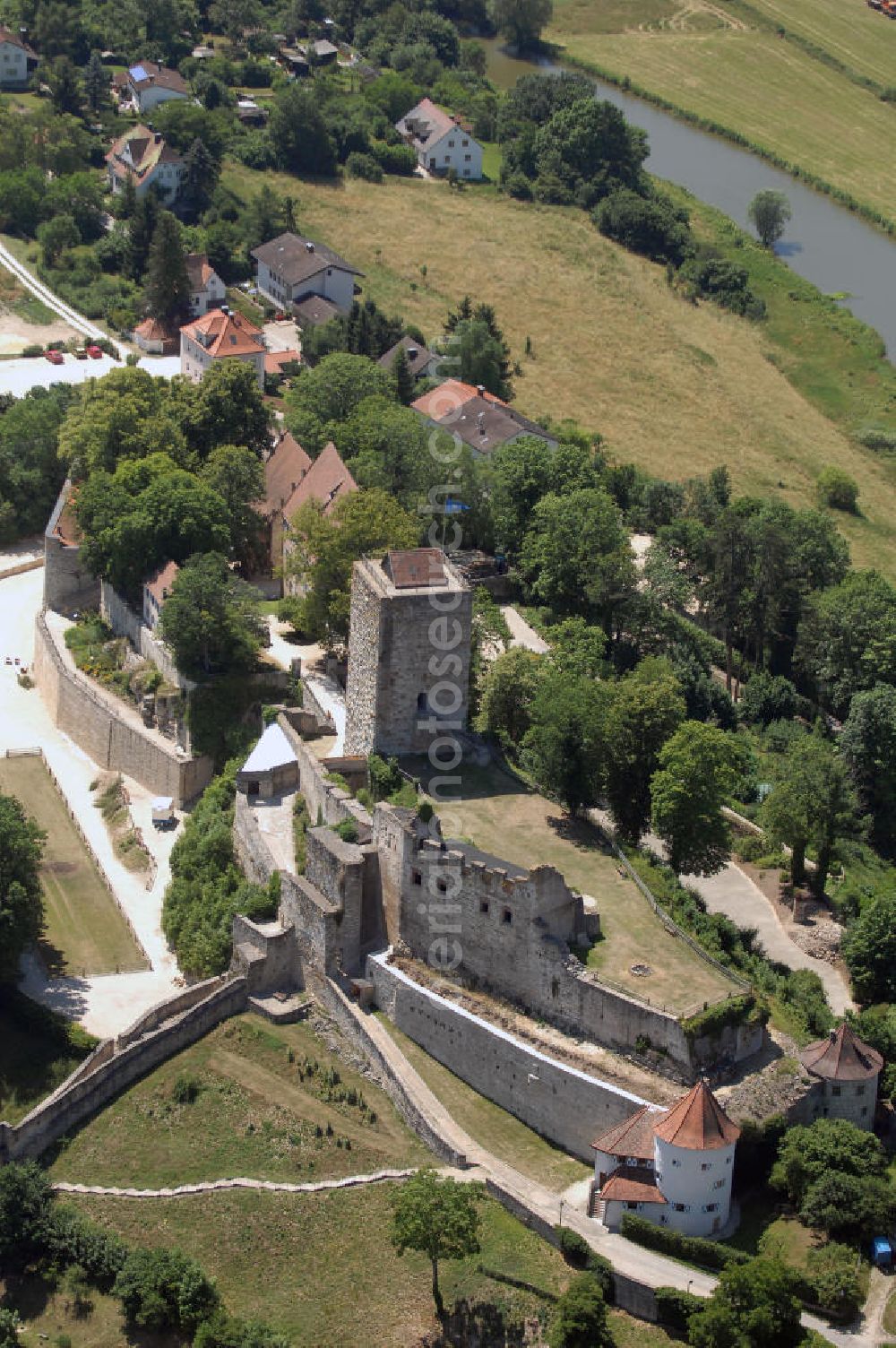 Pappenheim from the bird's eye view: Blick auf Burgruine in Pappenheim. Sie liegt auf einem langen Bergsporn in einer Altmühlschlinge über der gleichnamigen Stadt. Ein älterer Burgstall befindet sich wenige hundert Meter west-südwestlich. Die Burg wurde wahrscheinlich durch die Reichsministerialen von Pappenheim, die das Amt der Reichsmarschälle ausübten, um 1140 gegründet. Kontakt: Marktplatz 5 / Neues Schloß 91788 Pappenheim, Tel. +49 (0)9143 83890, Fax +49 (0)9143 6445, Homepage