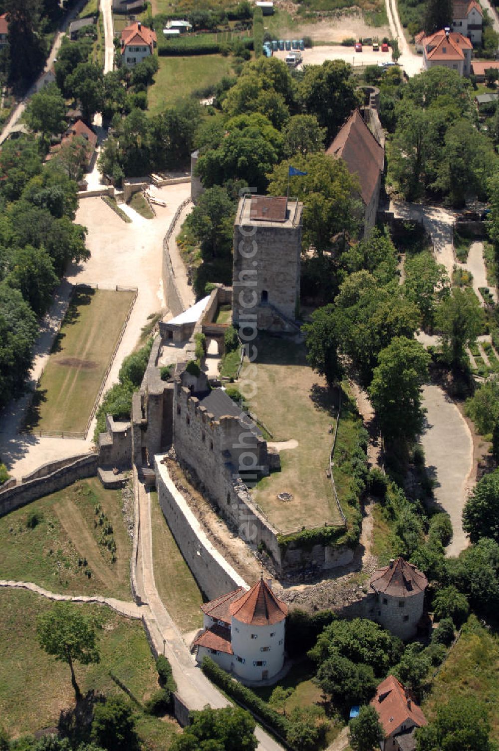 Aerial image Pappenheim - Blick auf Burgruine in Pappenheim. Sie liegt auf einem langen Bergsporn in einer Altmühlschlinge über der gleichnamigen Stadt. Ein älterer Burgstall befindet sich wenige hundert Meter west-südwestlich. Die Burg wurde wahrscheinlich durch die Reichsministerialen von Pappenheim, die das Amt der Reichsmarschälle ausübten, um 1140 gegründet. Kontakt: Marktplatz 5 / Neues Schloß 91788 Pappenheim, Tel. +49 (0)9143 83890, Fax +49 (0)9143 6445, Homepage