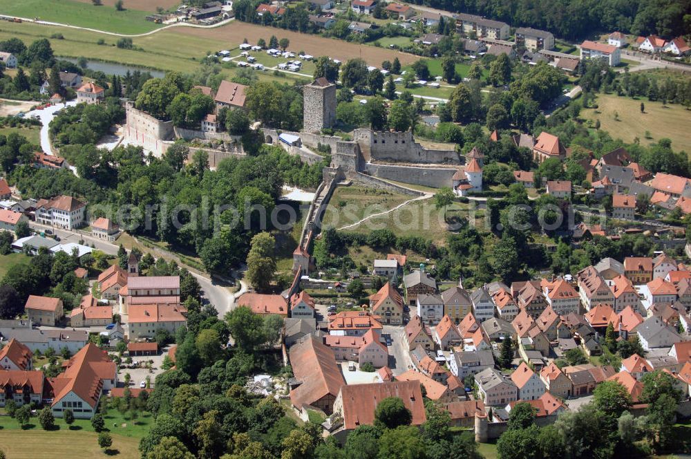 Aerial photograph Pappenheim - Blick auf Burgruine in Pappenheim. Sie liegt auf einem langen Bergsporn in einer Altmühlschlinge über der gleichnamigen Stadt. Ein älterer Burgstall befindet sich wenige hundert Meter west-südwestlich. Die Burg wurde wahrscheinlich durch die Reichsministerialen von Pappenheim, die das Amt der Reichsmarschälle ausübten, um 1140 gegründet. Kontakt: Marktplatz 5 / Neues Schloß 91788 Pappenheim, Tel. +49 (0)9143 83890, Fax +49 (0)9143 6445, Homepage