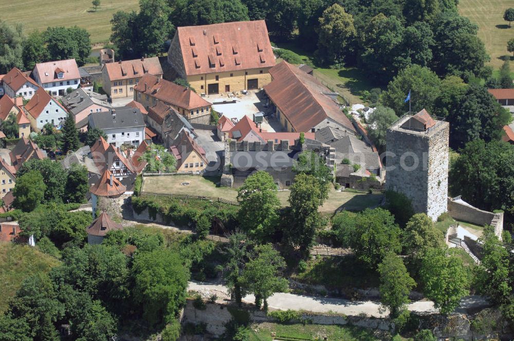 Pappenheim from above - Blick auf Burgruine in Pappenheim. Sie liegt auf einem langen Bergsporn in einer Altmühlschlinge über der gleichnamigen Stadt. Ein älterer Burgstall befindet sich wenige hundert Meter west-südwestlich. Die Burg wurde wahrscheinlich durch die Reichsministerialen von Pappenheim, die das Amt der Reichsmarschälle ausübten, um 1140 gegründet. Kontakt: Marktplatz 5 / Neues Schloß 91788 Pappenheim, Tel. +49 (0)9143 83890, Fax +49 (0)9143 6445, Homepage