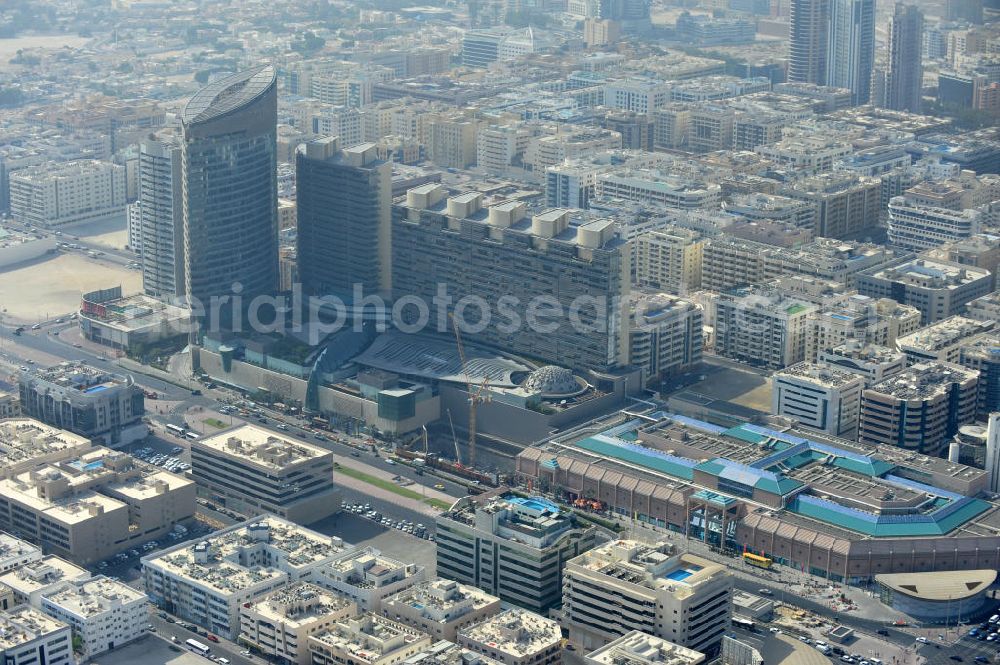 Aerial photograph Dubai - Blick auf das BurJuman Centre in Dubai. Es ist eine Kombination aus Hotel und Einkaufszentrum, in dem vorallem Luxusgüter angeboten werden. Das BurJuman Centre ist eines der beliebtesten Einkaufszentren Dubais. View of the BurJuman Centre in Dubai. It combines a hotel and a shopping centre which mostly offers luxury goods. The BurJuman Centre is among the most popular shopping sites of Dubai.