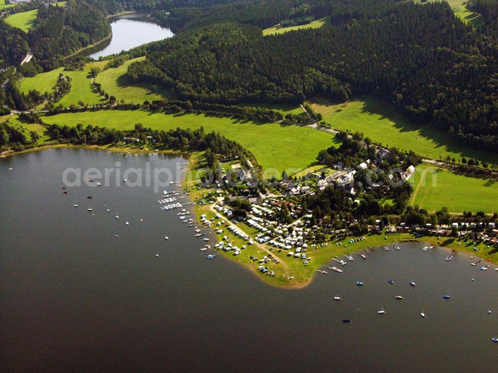 Aerial image Saalburg - 27.08.2005 Saalburg; Umgeben von bewaldeten Höhenzügen haben sich unsere zwei Campingplätze (hier Kloster) am Ufer des Bleilochstausees zu einem attraktiven Anziehungspunkt entwickelt. Sie finden hier ausgezeichnete Bedingungen zum Segeln und Surfen. Ausgedehnte Fuß- und Radwan derungen in der näheren Umgebung sind empfehlenswert.